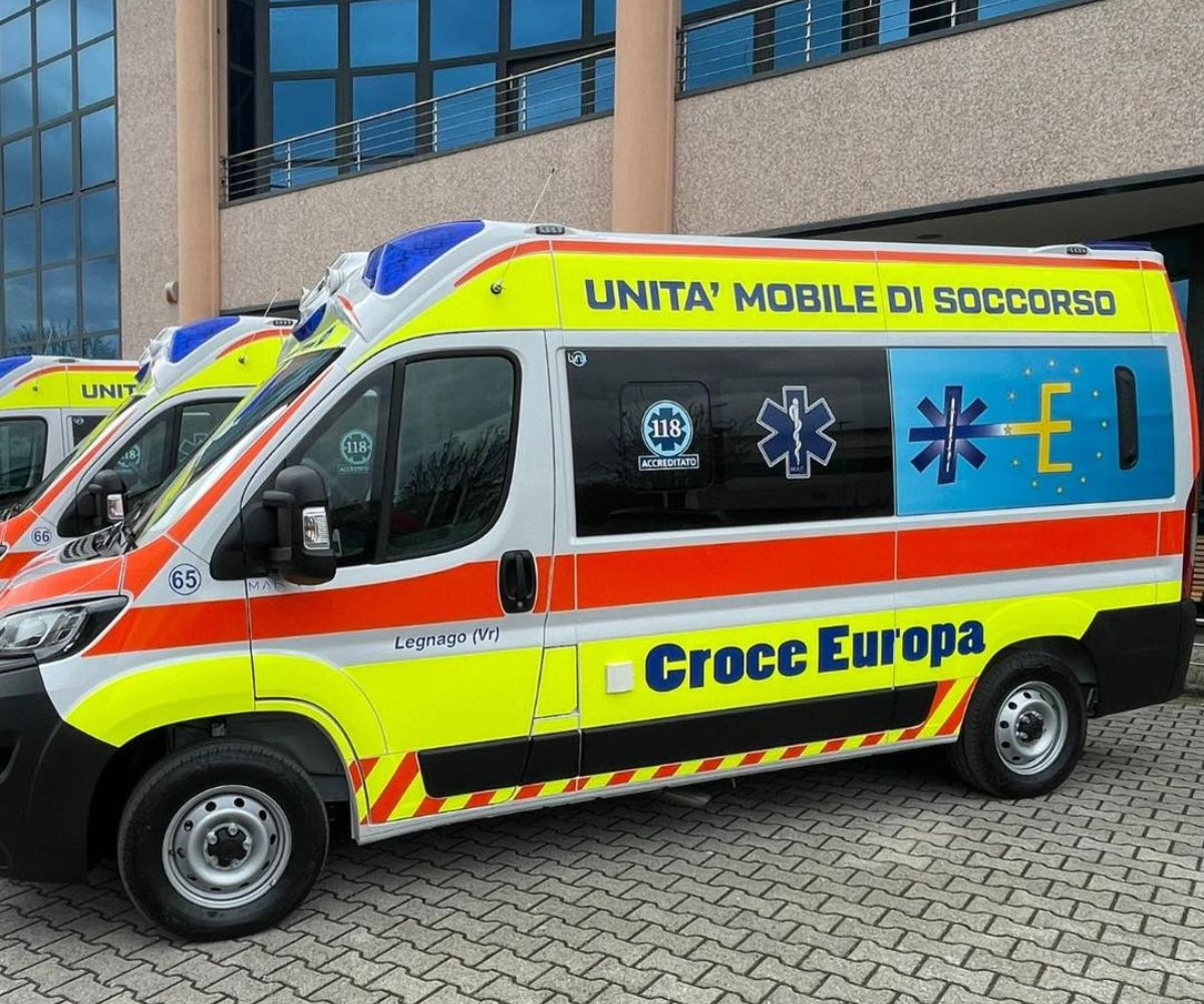 Personale medico qualificato in un'ambulanza privata durante un'emergenza.