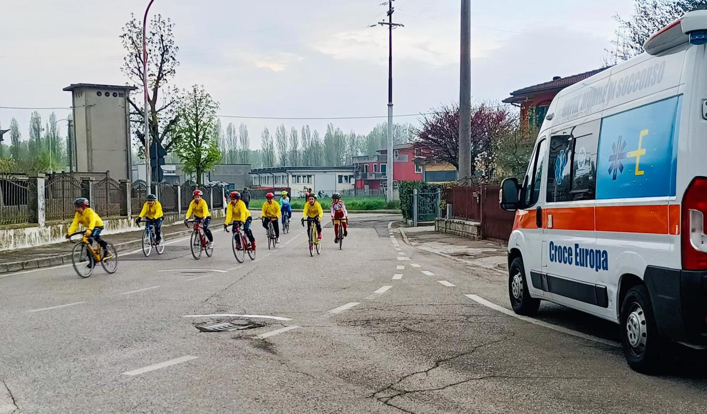 Ambulanze eventi sportivi presente durante un evento, pronte a intervenire in caso di emergenza.