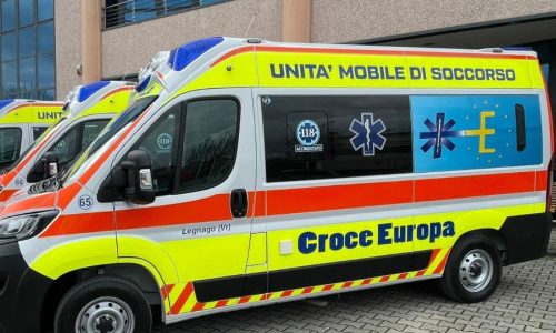 Personale medico qualificato in un'ambulanza privata durante un'emergenza.